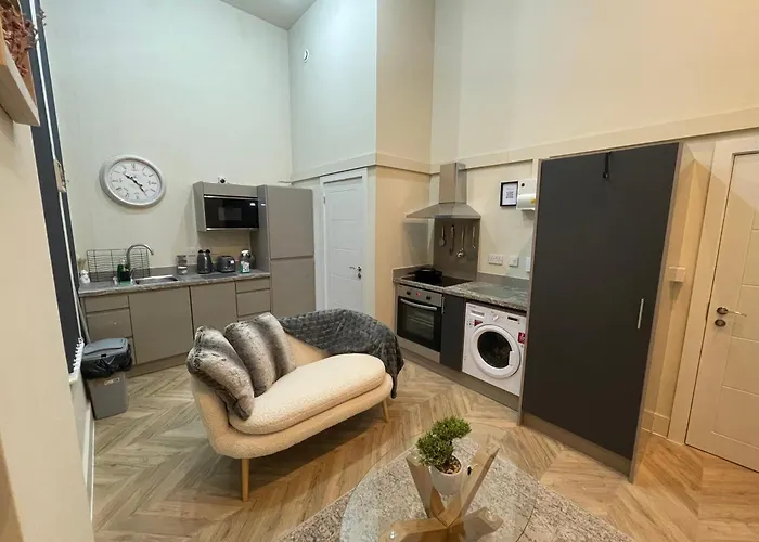 Central Leeds Apartment With Parking Available