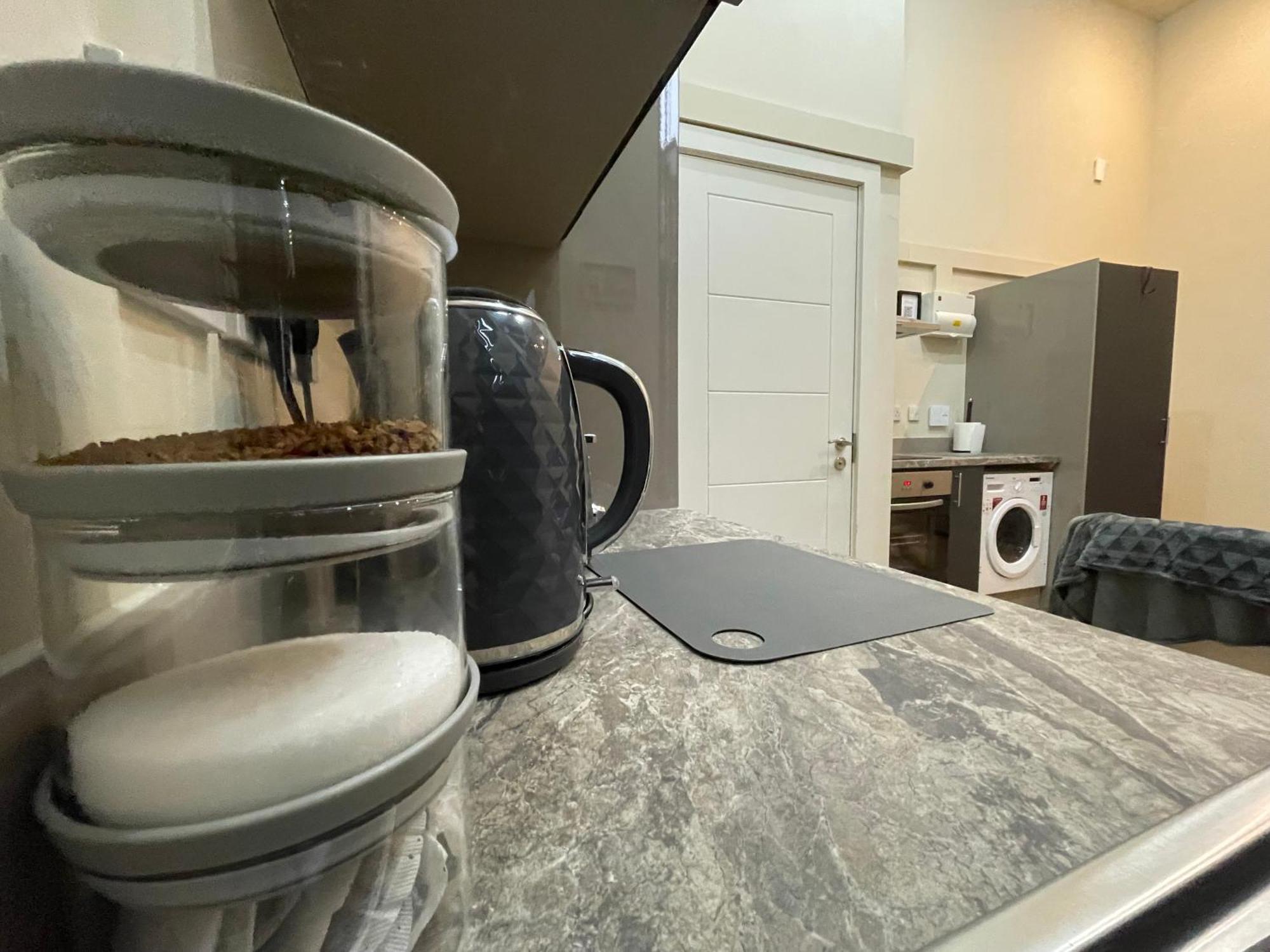 Apartment Leeds With Parking Available *
